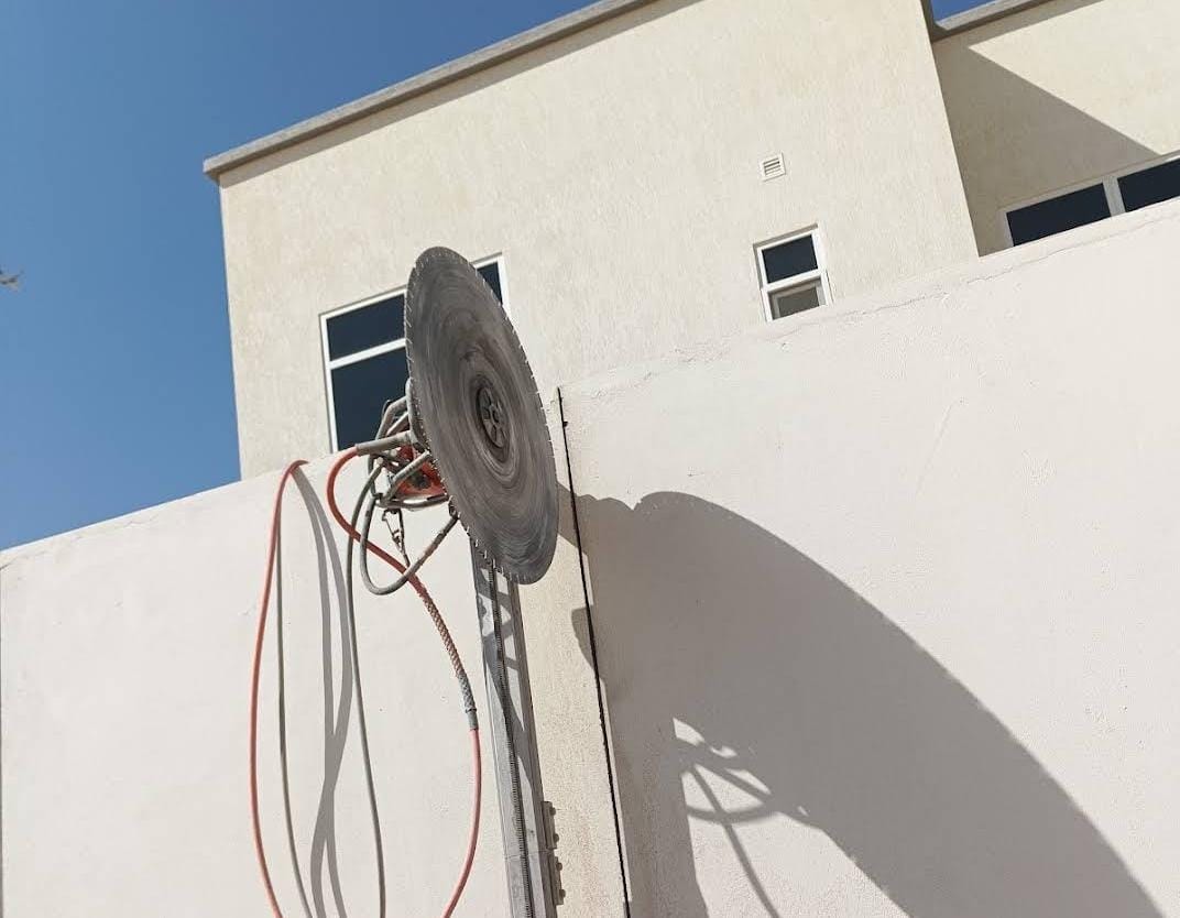 Professional concrete cutting services in United Arab Emirates using advanced cutting machines on construction site