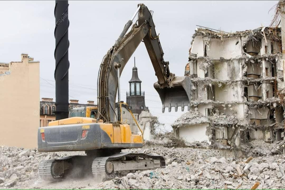 Building demolition services in United Arab Emirates with safe and controlled structure removal